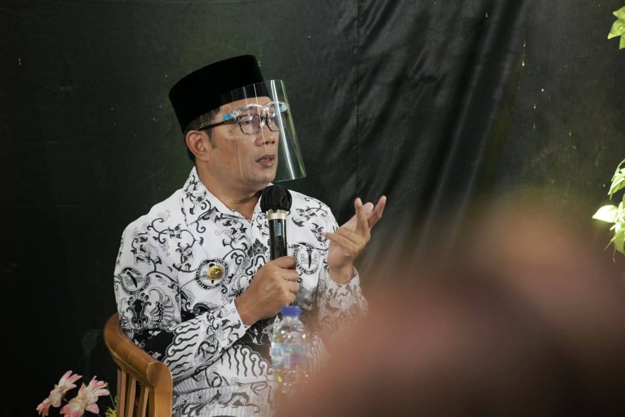 Ridwan Kamil, Gubernur Jawa Barat saat meluncurkan program Bakti Padamu Guru. foto: ist.