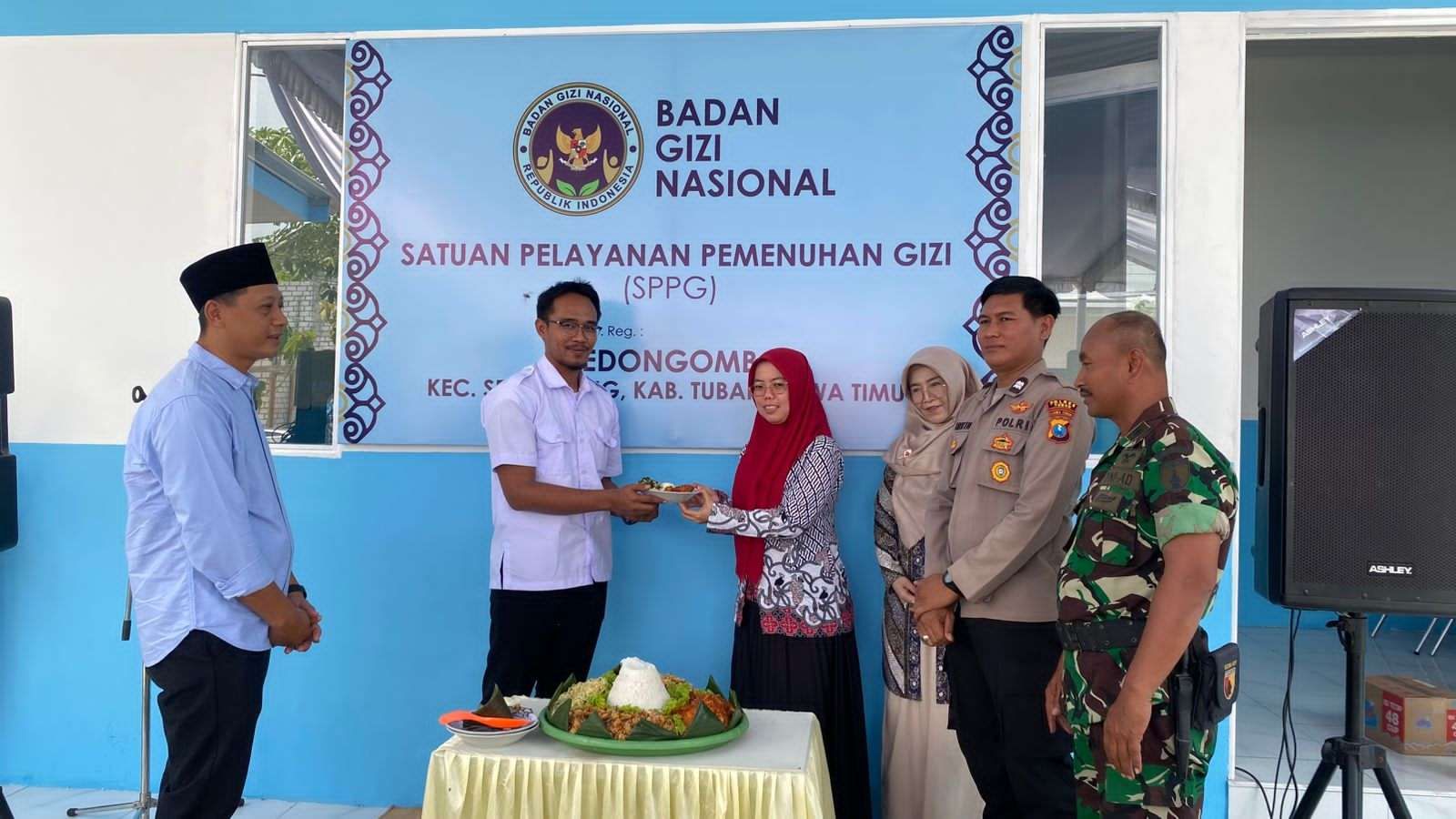 Pemotongan tumpeng saat peresmian SPPG Gedongombo 3, Kecamatan Semanding