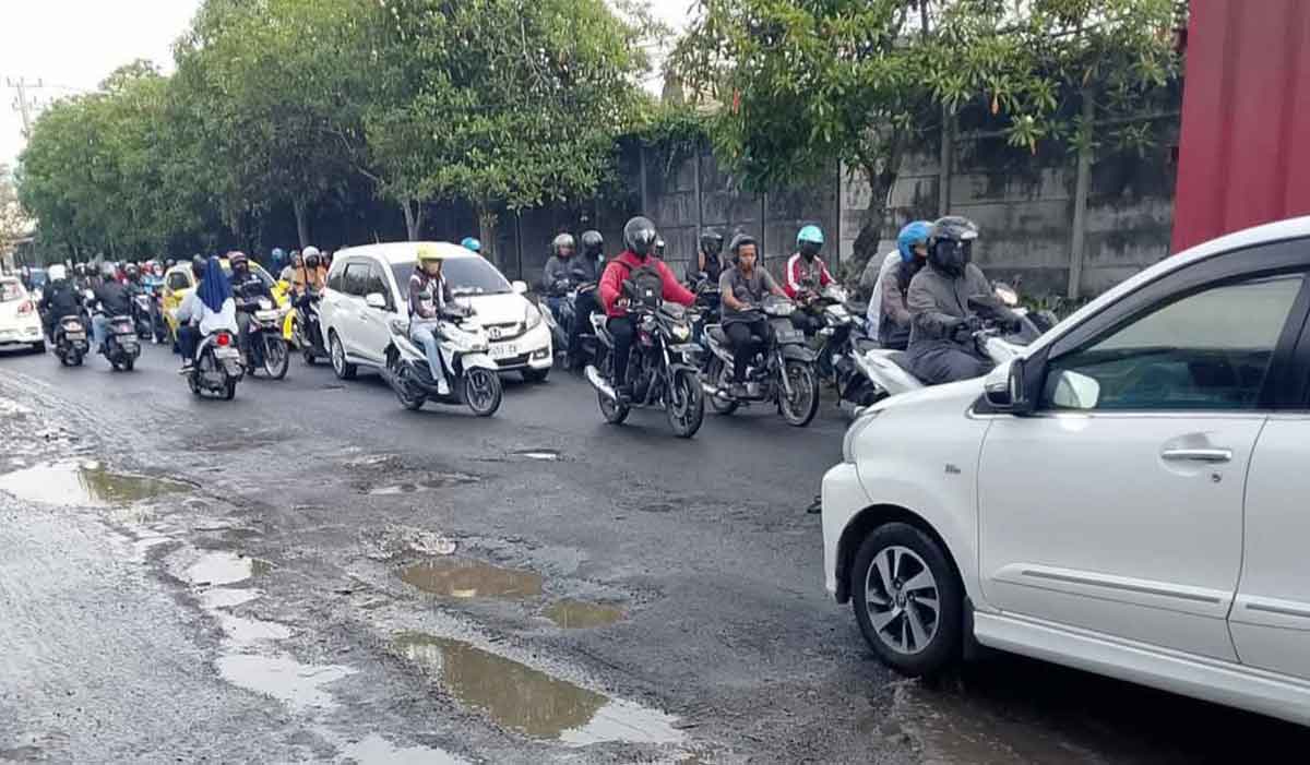 Kondisi Jalan Mayjend Sungkono, Kecamatan Kebomas, Gresik, yang rusak. Foto: Ist