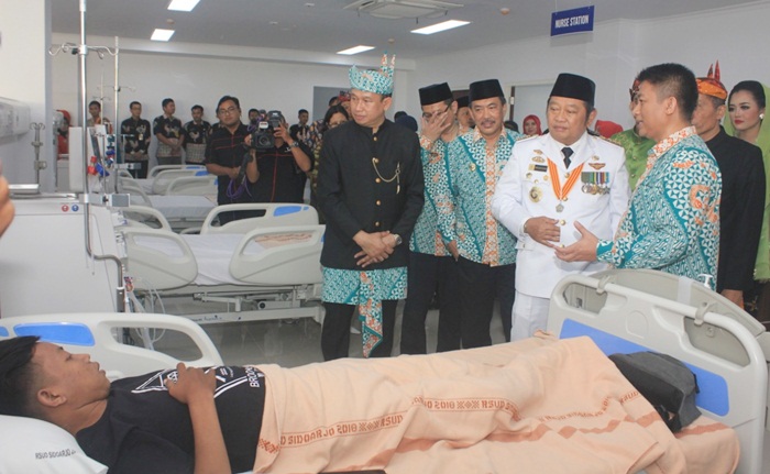 TINJAU: Bupati H Saiful Ilah melihat kondisi pasien di gedung Hemodialisis RSUD Sidoarjo, Kamis (31/1). Foto: Ist