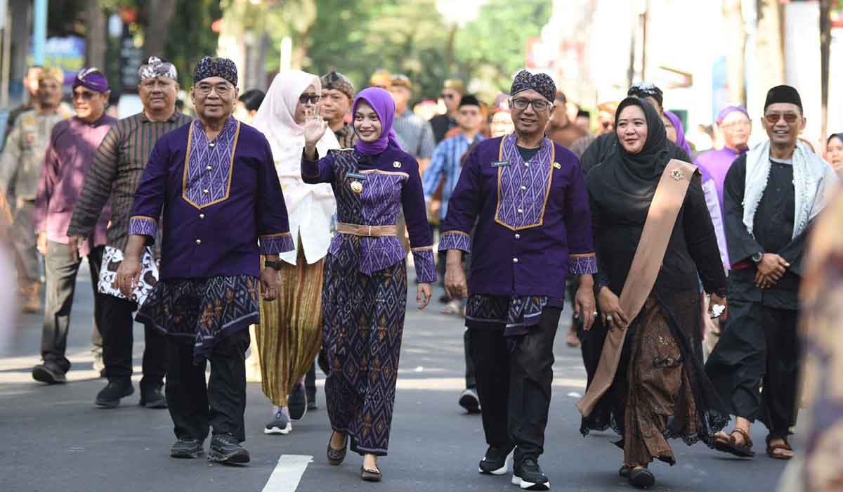 Wali Kota Kediri bersama wakilnya saat ikut kirab dengan jalan kaki. Foto: Ist
