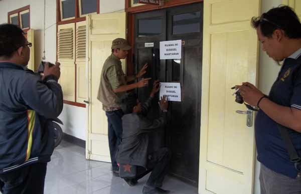 Wartawan saat melakukan penyegelan ruang Kabag Humas Pemkab Nganjuk, foto: bambang dj/BANGSAONLINE