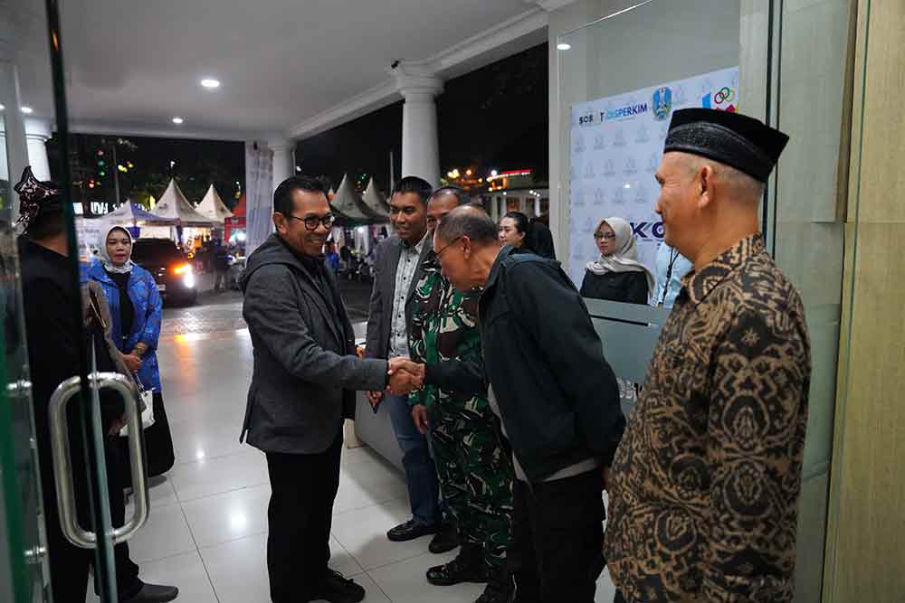 Wali Kota Batu, Nurochman (kiri berjabat tangan) saat menghadiri acara Hari Jadi Desa Pesanggrahan. (Ist)