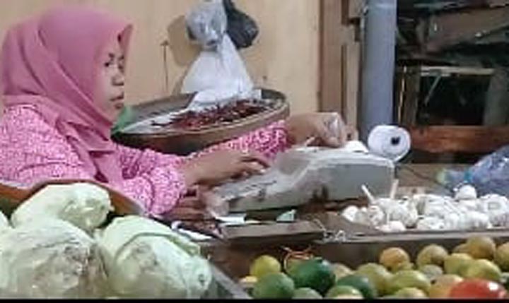 Para pedagang di Pasar Kolpajung Pamekasan mengeluhkan kenaikan harga bawang putih, sehingga mengakibatkan daya beli di masyarakat turun.
