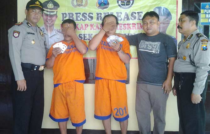 Dua tersangka diamankan di Mapolsek Krembung.