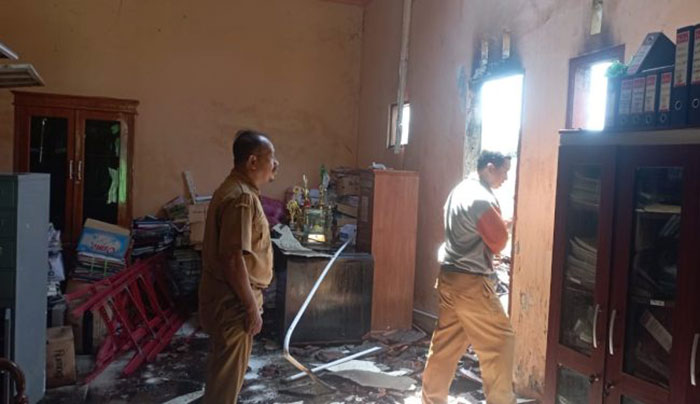 Staf Kelurahan Jrebeng Lor, Kecamatan Kedopok, Kota Probolinggo, saat mengevakuasi barang-barang yang bisa diselamatkan.