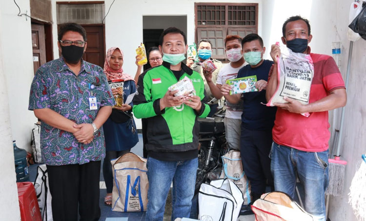 Bantuan dibagikan secara door to door oleh Badan Penghubung Daerah Provinsi Jatim di Jakarta.