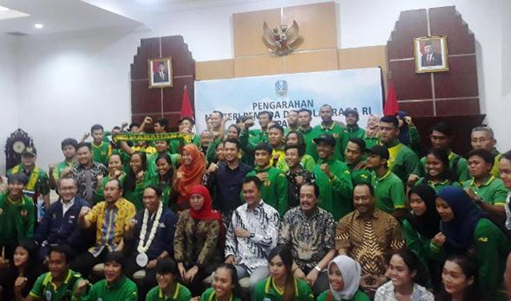 Menpora Zainudin Amali memberi pengarahan kepada insan olahraga Jawa Timur di Gedung Negara Grahadi. foto: DIDI ROSADI/ BANGSAONLINE