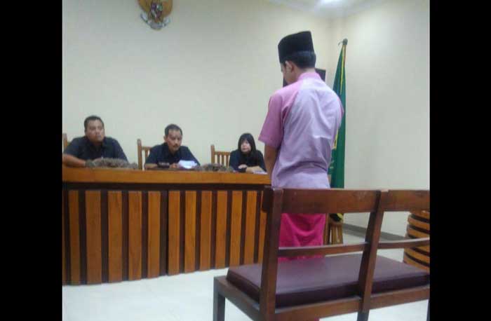 Moh Holili saat dalam sidang di pengadilan Sampang Madura Jawa Timur, Selasa (6/3/2018). foto: Bahri/ bangsaonline.com