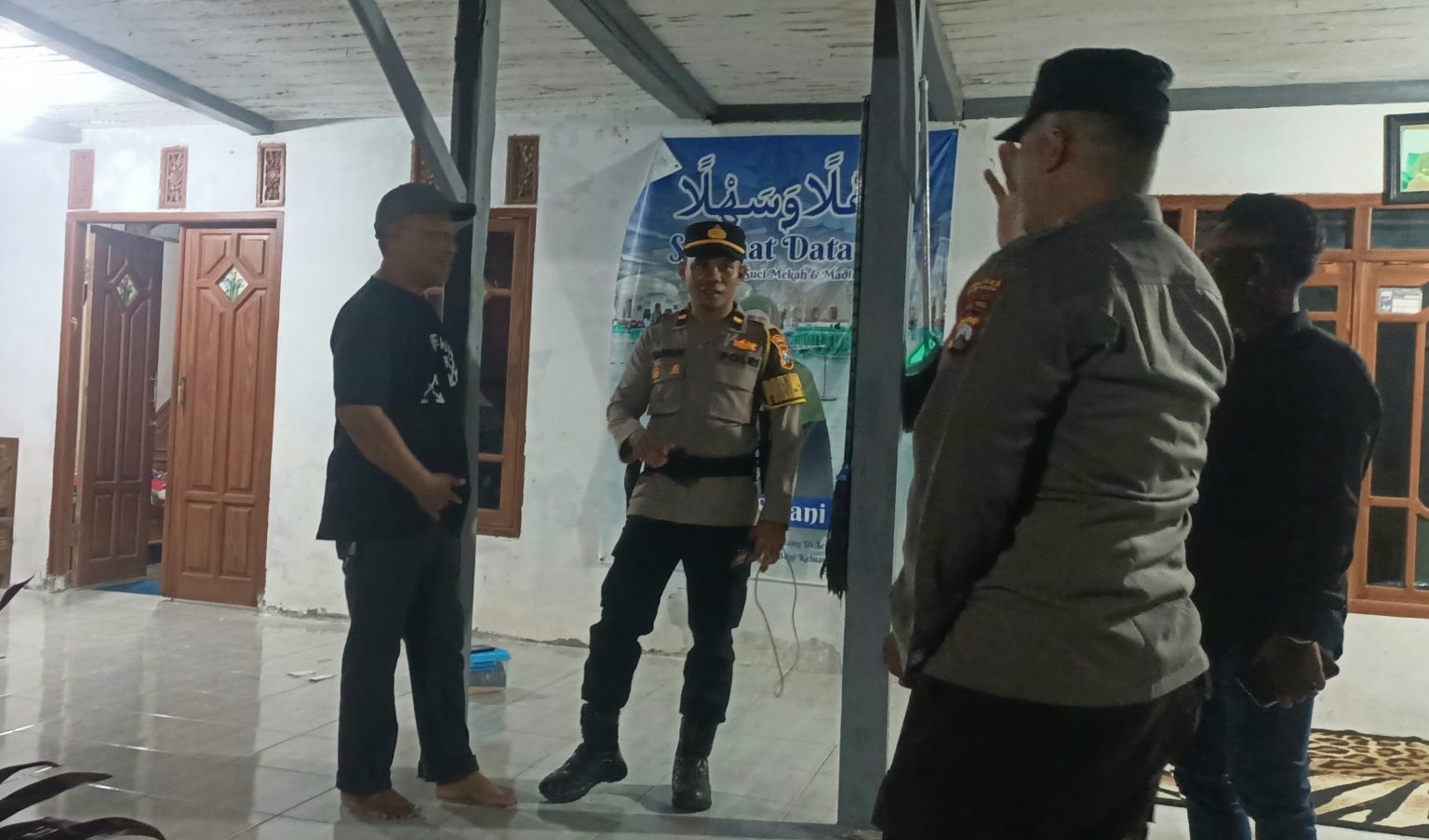 Polisi saat mendatangi TKP usai menerima laporan pencurian