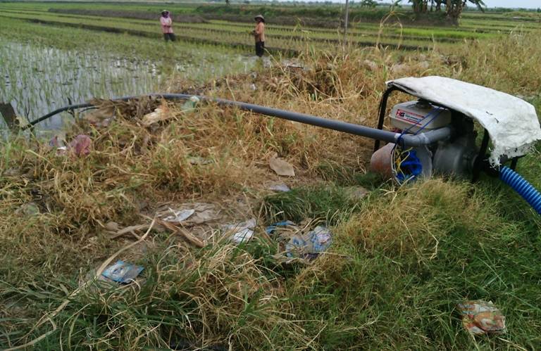 Pompa penyedot air sungai yang dialirkan ke lading sawah petani yang mulai mengalami kekeringan. (Foto nanang ichwan/BangsaOnline)