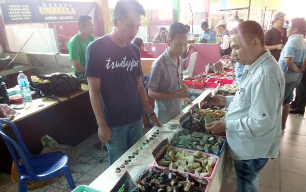 Salah satu stan di pameran batu akik yang digelar di BTC. (foto: galih/BANGSAONLINE)
