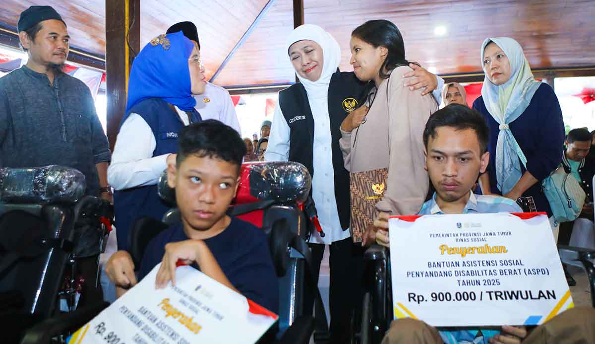 Gubernur Khofifah saat menyalurkan bantuan sosial dan zakat produktif untuk masyarakat di Tulungagung.
