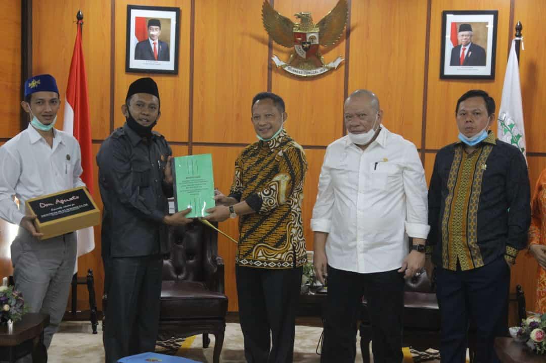 Agenda pertemuan DPRD Jember dengan Mendagri yang dilaksanakan di Ruang Transit DPD RI.