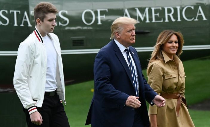 Barron Trump bersama ayah dan ibunya, Presiden AS Donald Trump dan Melania. foto: Reuter/BBC