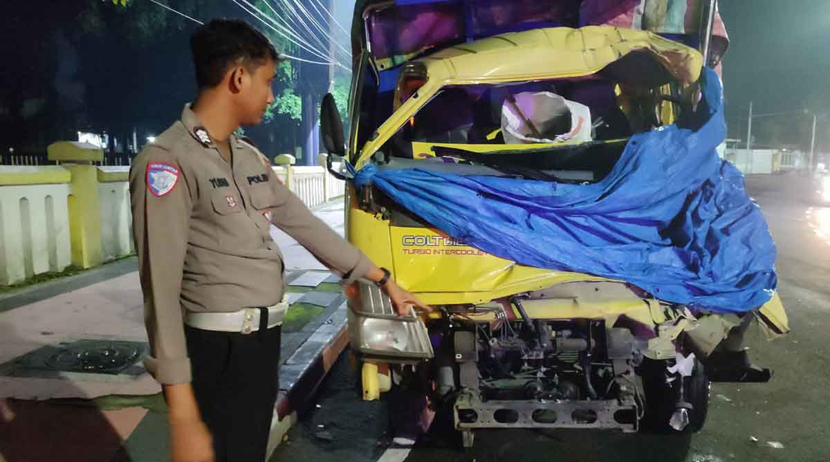Petugas dari Satlantas Polres Blitar Kota saat menunjukkan kendaraan yang tertabrak.