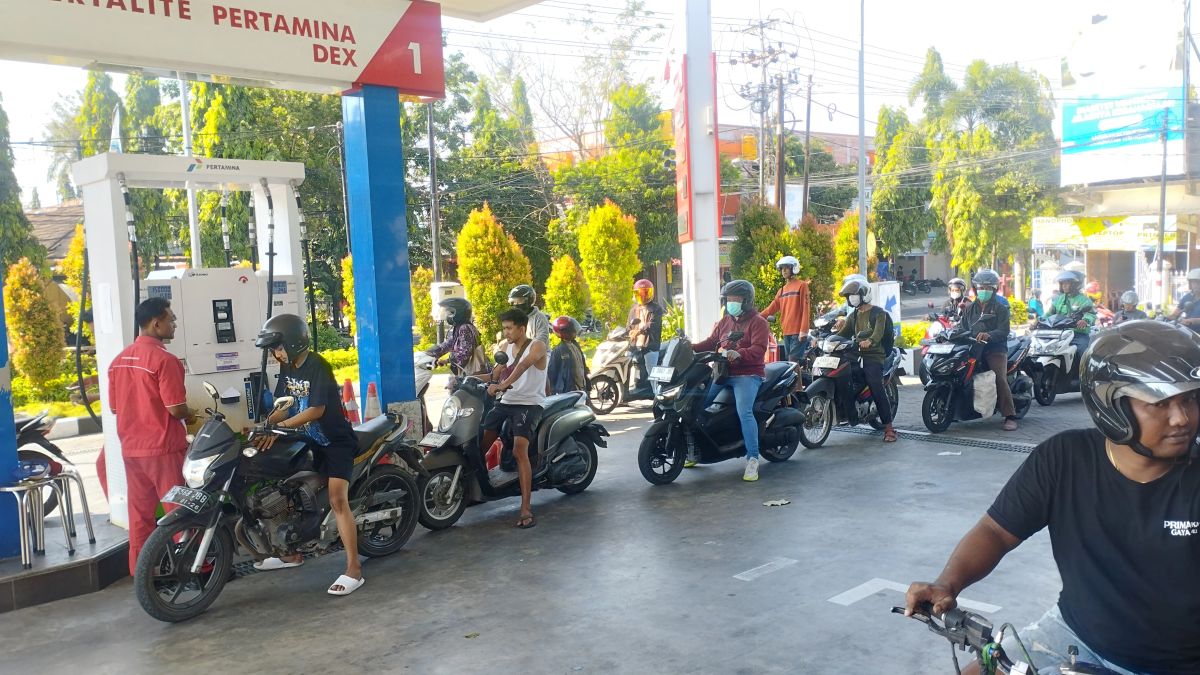 Antrean di SPBU Jetis Lamongan