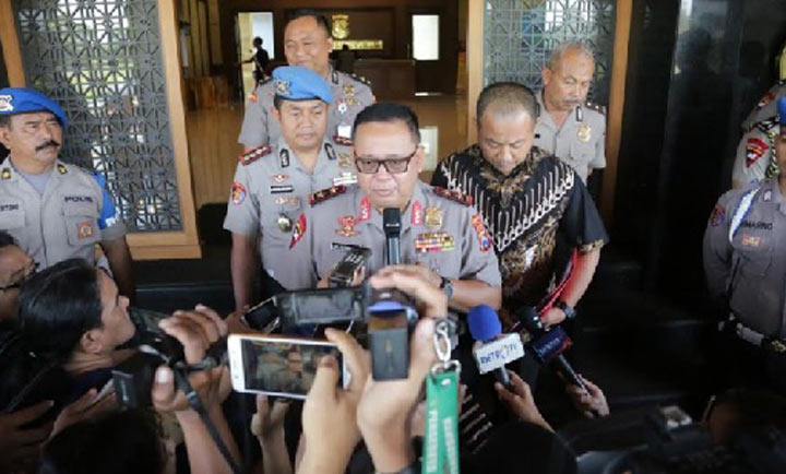 Kapolda Jatim Irjen Pol. Luki Hermawan didampingi wadirreskrimsus AKBP Arman Asmara, S.H., S.I.K., M.H dan Kabidpropam Kombes Pol Hendra Wirawan, S.I.K. di Mapolda Jatim, Jumat (20/9).