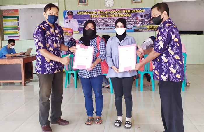 Pengusaha UMKM yang menerima Surat Izin Berusaha melalui Mobiling berlokasi di Desa Jogomerto, Kecamatan Tanjunganom, Kabupaten Nganjuk.