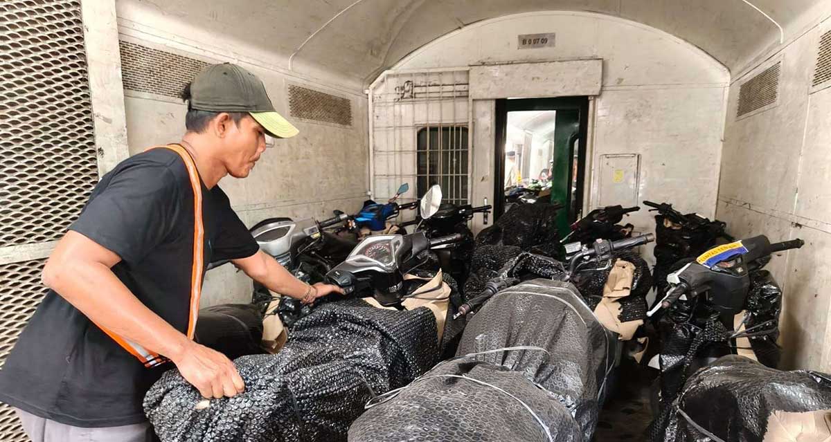 Motor yang diangkut kereta api. Foto: KAI

