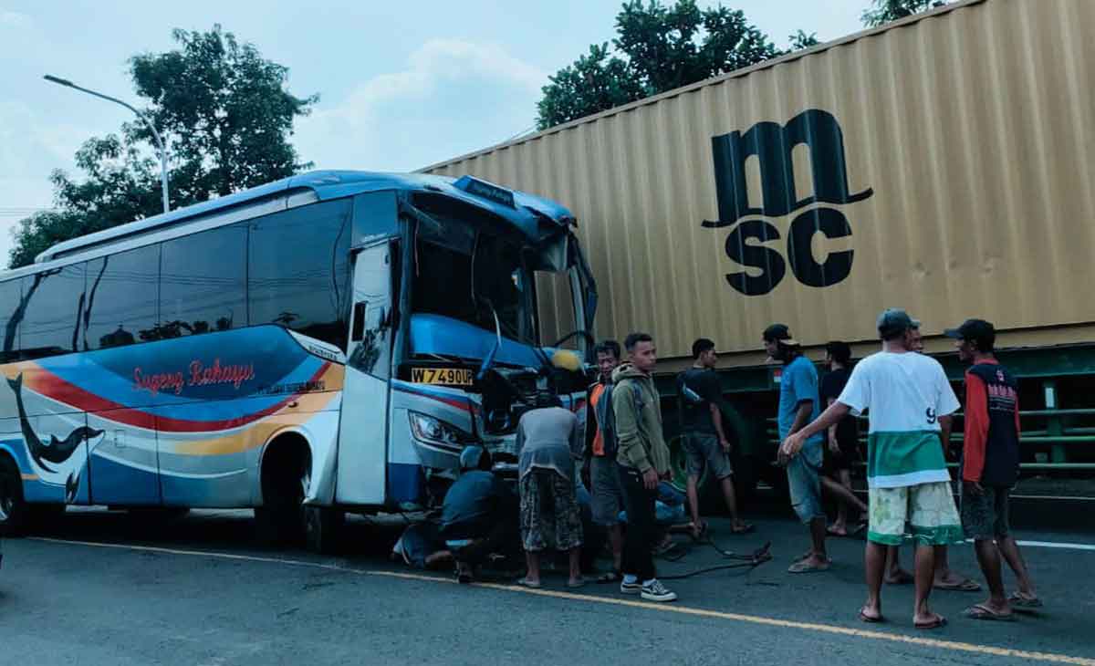 Kecelakaan yang melibatkan sebuah truk dan Bus Sugeng Rahayu di Kecamatan Balongbendo, SIdoarjo.
