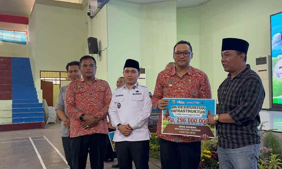 Penyerahan bantuan secara simbolis oleh Bupati dan Wakil Bupati kepada perwakilan Kades.