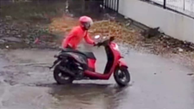 Tangkapan layar CCTV saat pelaku membawa kabur motor Scoopy milik warga