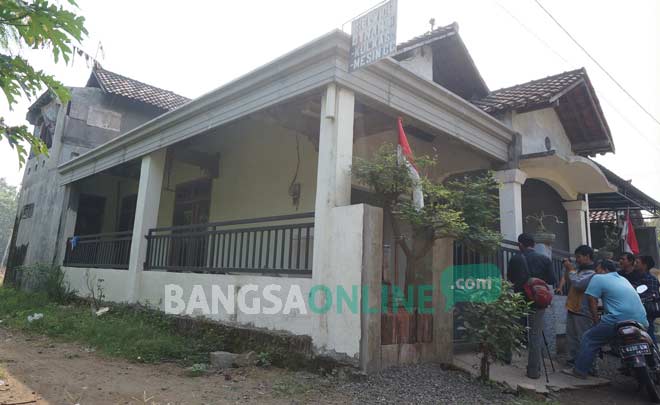 Rumah Bangkit terlihat sepi tidak ada aktivitas. Hanya terlihat beberapa warga dan awak media yang sedang meliput. foto: rony suhartomo/ BANGSAONLINE