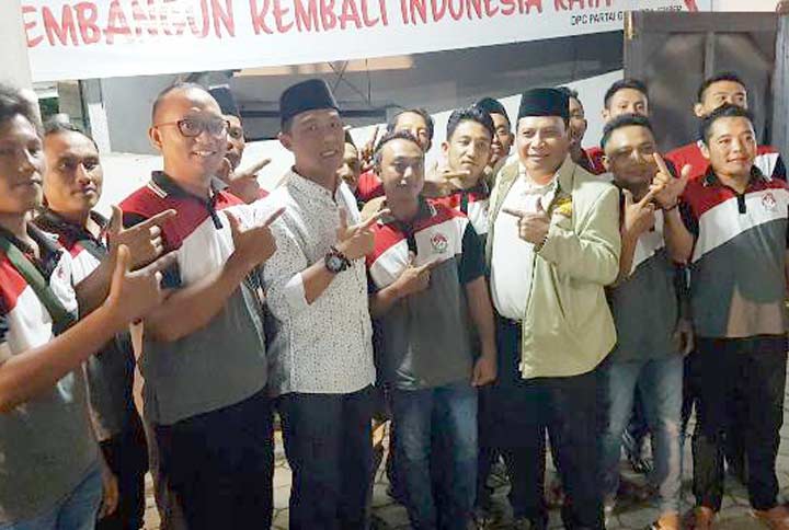 Ketua DPC Partai Gerindra Jember Drs. HM Satib M.Si usai sosialisasi dengan kader di Desa Lojejer, Kecamatan Wuluhan, Jember. foto: YUDI INDRAWAN/ BANGSAONLINE