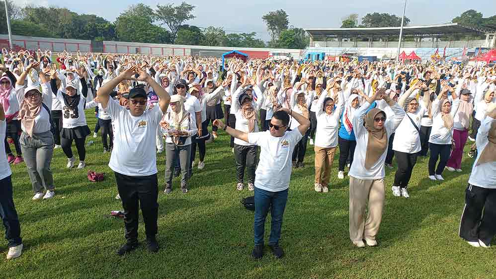 Membaur. Bupati Gus Barra bersama Wabup Rizal Oktavian ikut senam bersama ribuan warga Mojokerto. (Ist)