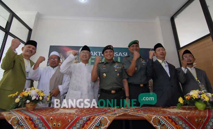 Para kiai bersama Pengasuh Ponpes tebuireng Jombang, KH Salahuddin Wahid (Gus Solah) dan Mayjend TNI Wiyanto, Aster Panglima TNI saat pelaksanaan Rapat Akbar Aktualisasi Resolusi Jihad di Aula gedung Yusuf Hasyim Tebuireng, Sabtu (5/11). foto: RONY SUHARTOMO/ BANGSAONLINE