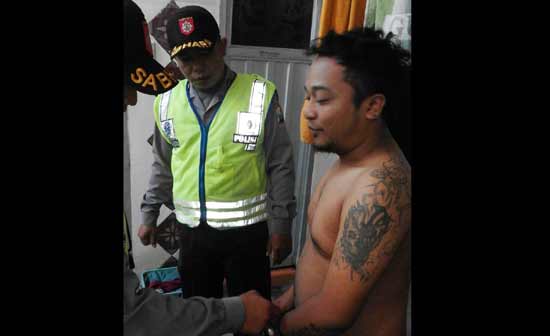 Seorang Preman saat diamankan di Mapolsek Ngadiluweh kabupaten Kediri. (foto: dendi martoni/BANGSAONLINE)