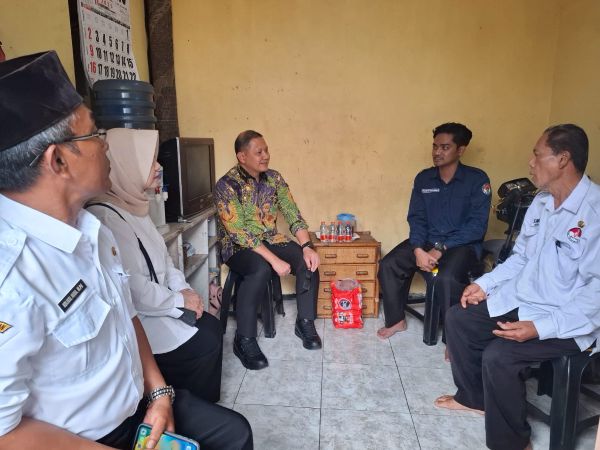 Kadindik Jatim Aries Agung Paewai bersama rombongan saat mengunjungi kediaman salah seorang guru SMK Bhineka Tunggal Ika di Desa Junrejo