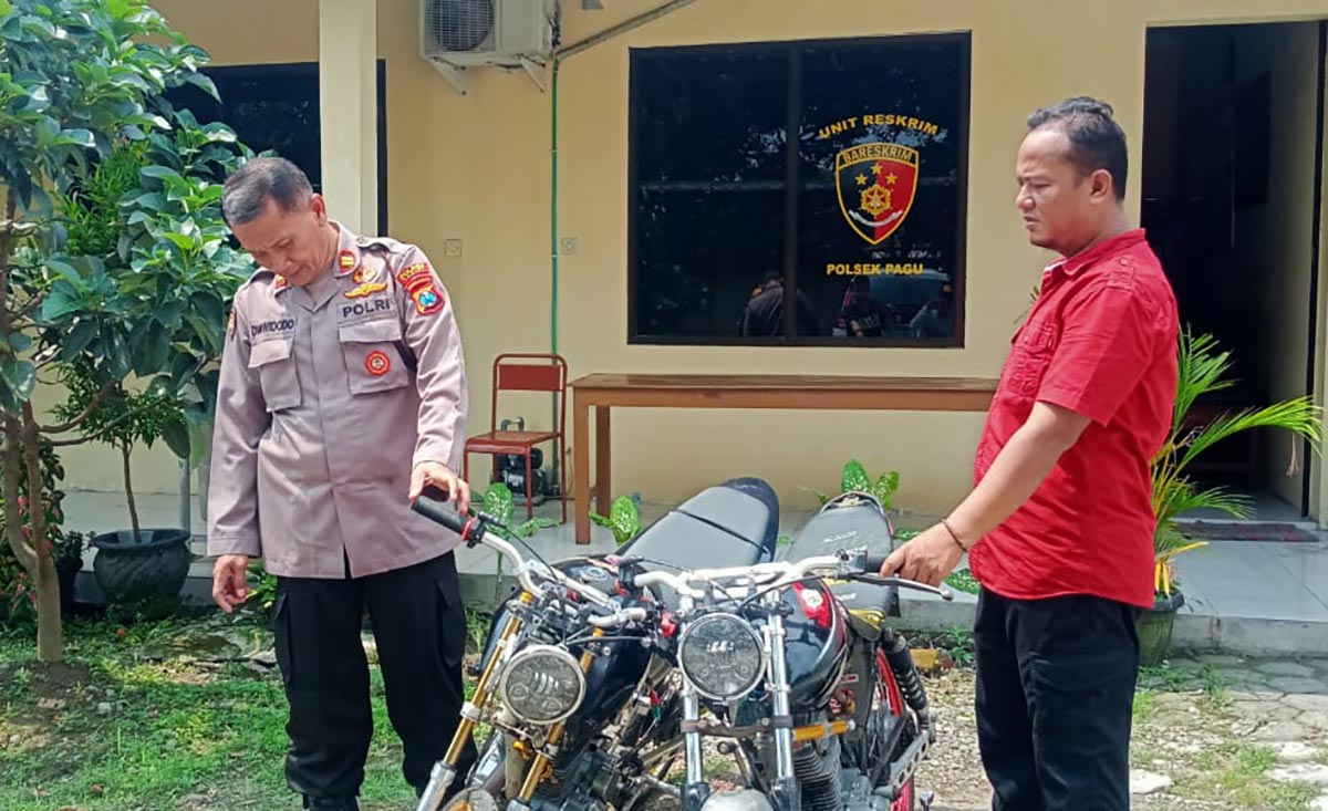 Petugas saat menunjukkan barang bukti berupa dua sepeda motor yang diduga salah satunya dibeli dari uang hasil mencuri. Foto: Ist.