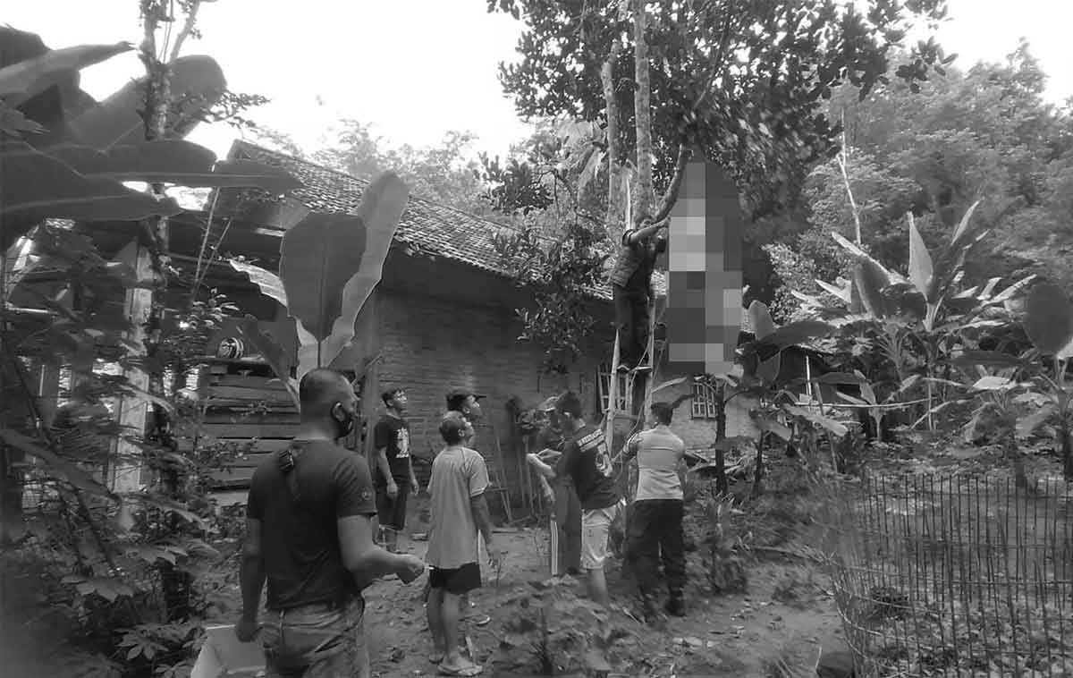 Evakuasi tubuh korban bunuh diri di Pacitan.