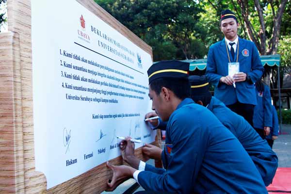 DEKLARASI. Mahasiswa baru Ubaya melakukan deklarasi disela Masa Orientasi Bersama (MOB). MOB akan berlangsung selama dua minggu dimulai hari ini. foto : nisa/BANGSAONLINE
