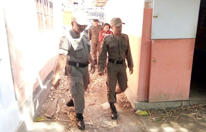 Satpol PP Pasuruan saat melakukan operasi pekat.