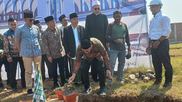 Pj. Gubernur Jawa Timur Adhy Karyono saat melakukan peletakan batu pertama pembangunan gedung auditorium, gedung perkuliahan, dan asrama putih Universitas KH. Abdul Chalim.