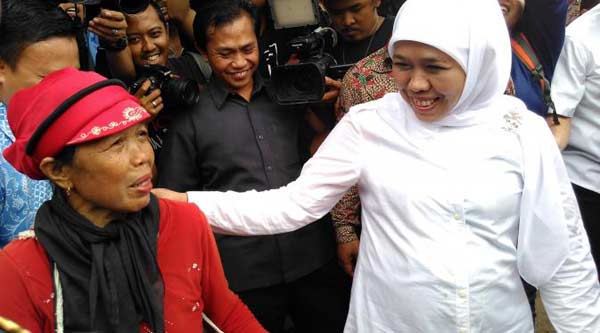Khofifah saat mengunjungi kawasan Kalijodo. foto: liputan6