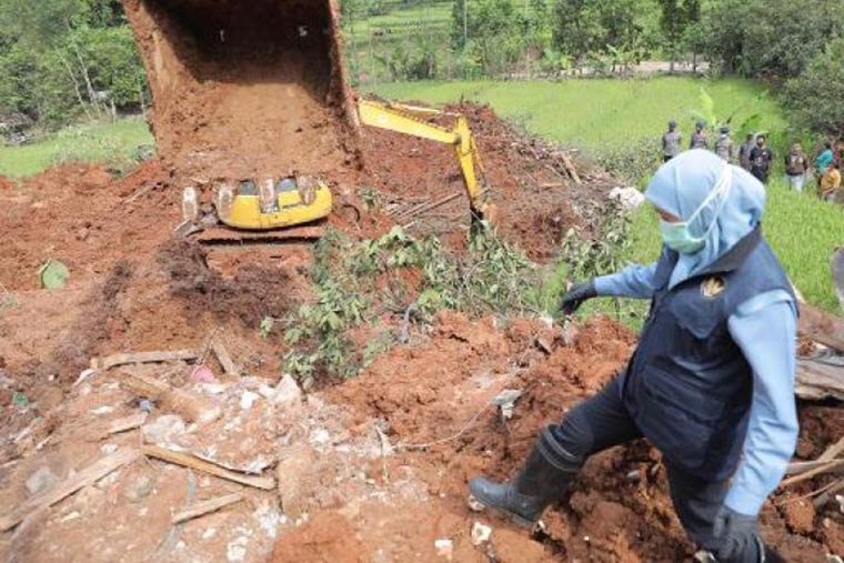 Gubernur Jawa Timur Khofifah Indar Parawansa didampingi Bupati Nganjuk Novi Rahman saat meninjau langsung lokasi bencana di Dusun Selopuro, Desa Ngetos, Kecamatan Ngetos, Kabupaten Nganjuk, Senin (15/2). foto: ist/ bangsaonline.com