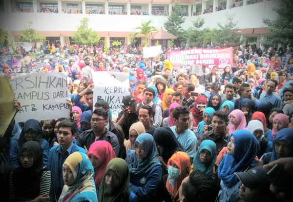 Ribuan mahasiswa saat menggelar orasi di halaman kampus UNP pasca dinonaktifkannya kampus oleh Dikti. (foto: arif kurniawan/BANGSAONLINE)