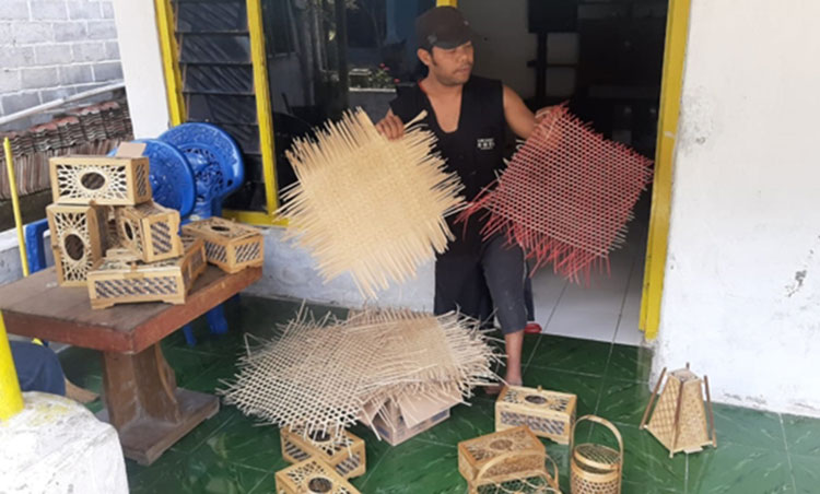 Manfaatkan Peluang Bisnis, Seorang Pemusik di Kediri Beralih Profesi sebagai Pembuat Anyaman Bambu