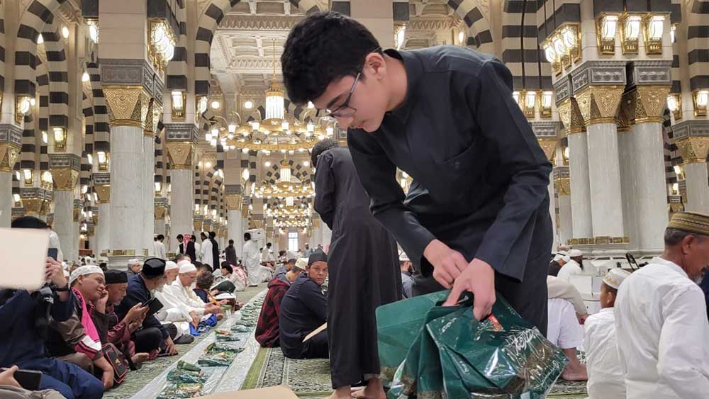 Tiap Shaf Shalat Tersedia Takjil, Indahnya Puasa Ramadan di Masjid Nabawi Madinah