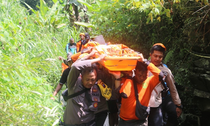 Jenazah korban saat dievakuasi oleh petugas gabungan.