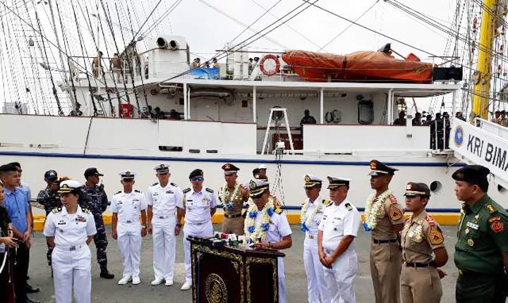 Kedatangan KRI Bimasuci Disambut Hangat di Manila. Hadir Athan TNI AL di Filipina, Kolonel Mar Reza, dan perwakilan Angkatan Laut Filipina Cdr Jeffrey A. Magbanua PN.