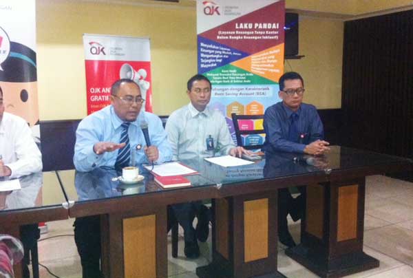 Kepala OJK Kediri bersama bank Mitra saat jumpa pers. (foto: arif kurniawan/BANGSAONLINE)