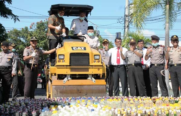 Pemusnahan ribuan botol miras disaksikan langsung Asdep Kemen-PAN-RB Jeffrey Erlan Muller, Wabup Yusuf Widyatmoko, Kapolres AKBP Budi Mulyanto, dan Ketua MUI M. Yamin.
