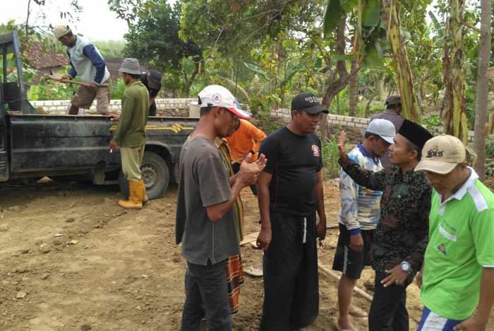 Warga saat berdiskusi terkait pembangunan TPQ. foto: AHMAD/ BANGSAONLINE