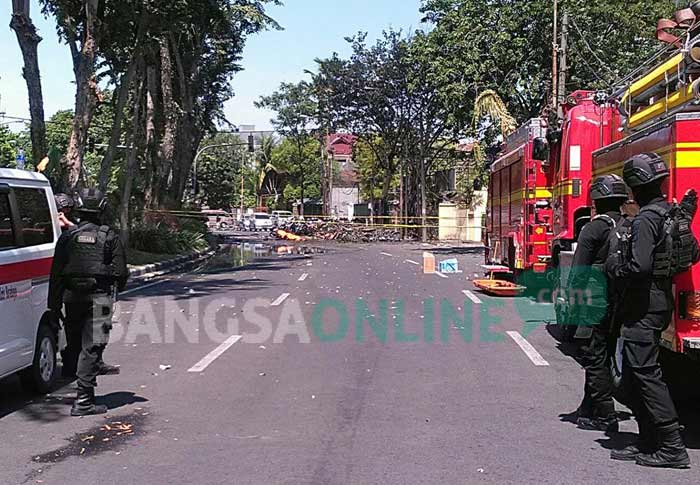 Sekitar pukul 11.00 ada peledakan bom oleh Jihandak di Gereja Pantekosta Jl Arjuna. foto: RIZKI D/ BANGSAONLINE