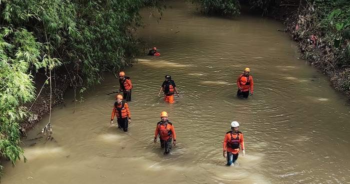Tim gabungan saat melakukan susur Sungai Kedak untuk mencari korban terseret arus. Foto: MUJI HARJITA/ BANGSAONLINE